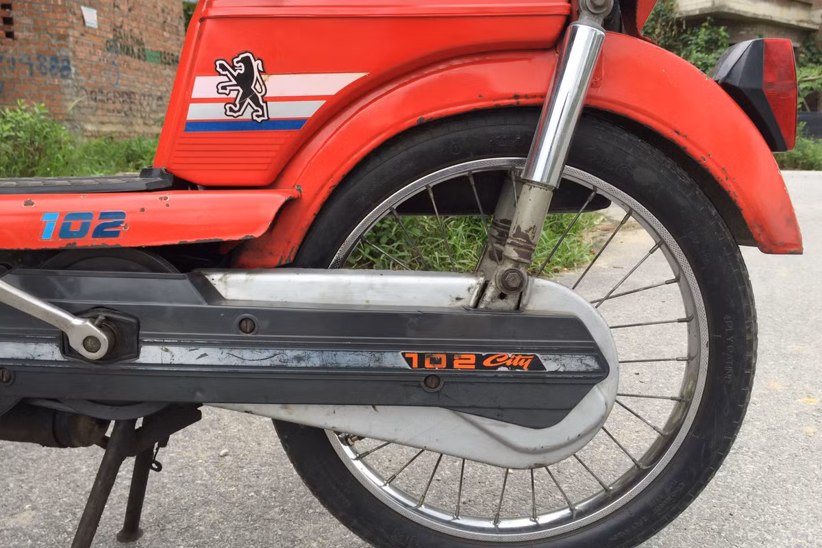 Theo chia sẻ của chủ nhân chiếc Peugeot 102 cổ này thì chiếc xe của anh được “mông má” lại khi động cơ nguyên bản theo xe đã được anh thay thế bằng động cơ của một chiếc Peugeot khác.