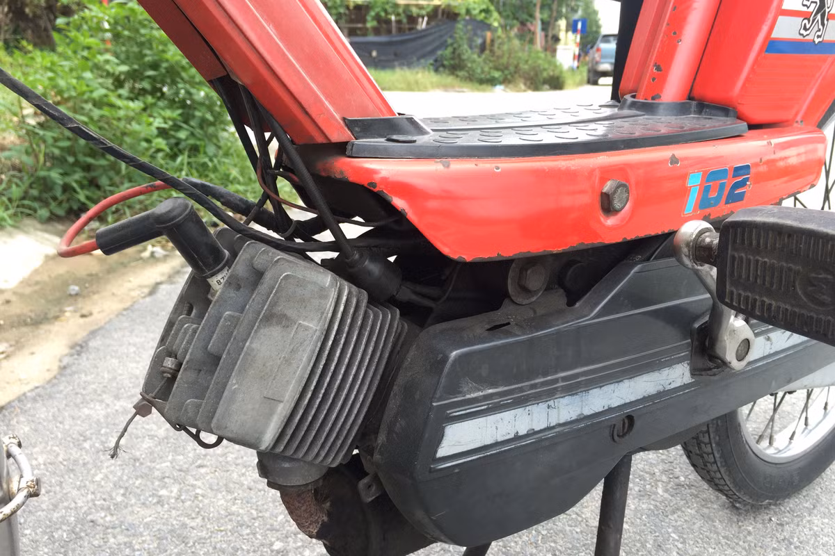 Thay vì sử dụng hệ thống điện má vít, chiếc Peugeot 102 của người chơi xe máy tại Hà Nội này đã được thay thế và nâng cấp hệ thống điện từ má vít lên hệ thống điện bán dẫn giúp xe dễ dàng khởi động hơn.