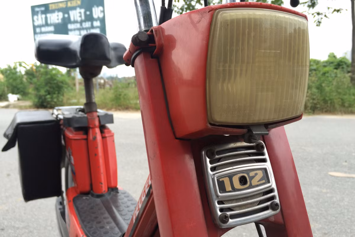 Hãng xe máy Peugeot chỉ đẩy mạnh sản xuất BMA từ thập kỷ 1950 và chiếc BB2 ra đời cuối thập niên 1950 trở thành sản phẩm vô cùng phổ biến và là một thành công lớn của Peugeot.