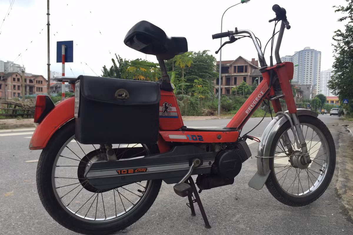Nếu như trước đây, việc sở hữu một chiếc Peugeot chỉ dành cho tầng lớp quý tộc, thì ngày nay, chỉ với một món tiền chỉ khoảng 10 triệu đồng quay lại bạn cũng có thể tìm mua được một chiếc xe máy đạp “chạy tốt”.