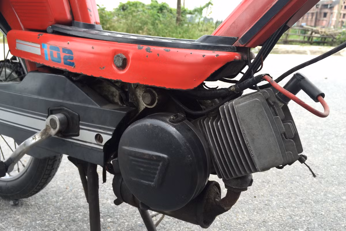 Cấu tạo máy móc của xe khá đơn giản, chủ yếu là động cơ 50 phân khối đặt giữa, khởi động bằng cách quay bàn đạp. Một chiếc xe còn tốt thì khởi động rất dễ dàng, chỉ cần đạp khoảng 1/4 vòng là đã nghe thấy tiếng máy nổ giòn giã.