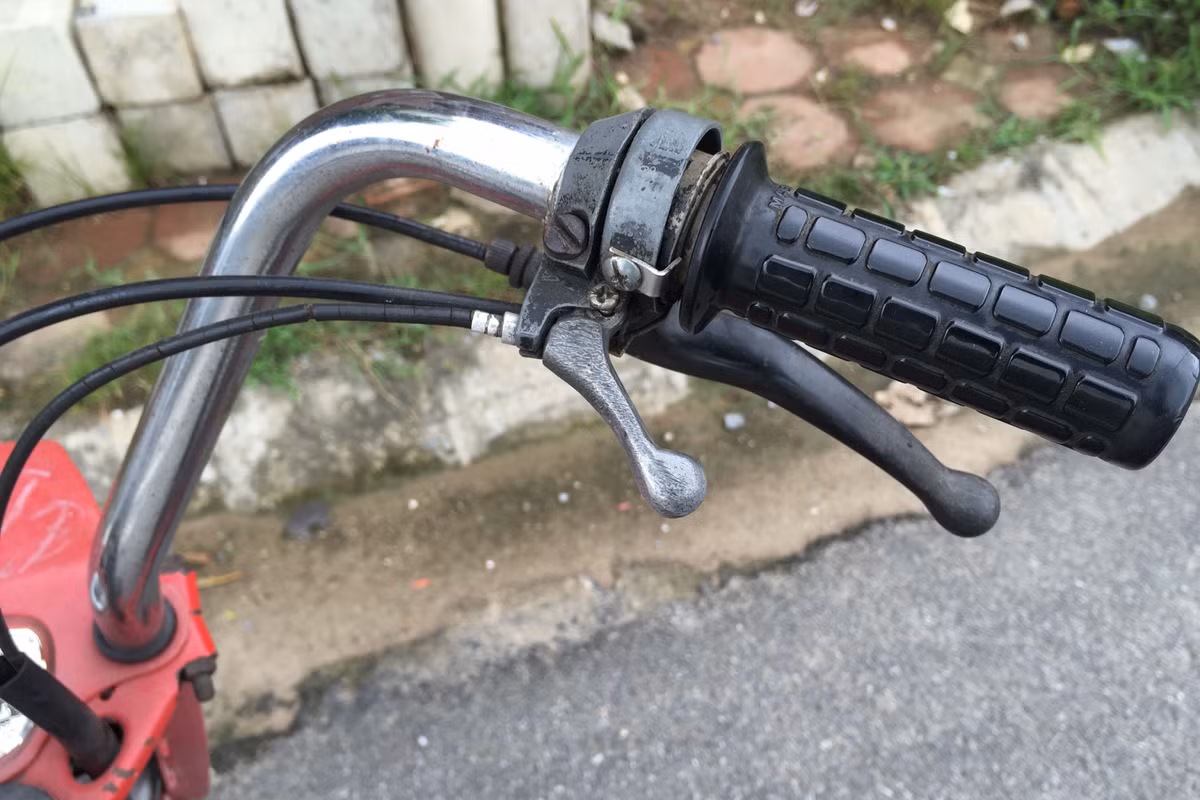 Năm 1962, BB 104 xuất hiện với thiết kế tinh gọn đi rất nhiều. Cho đến năm 1967, Peugeot sản xuất series 100, với những cái tên hết sức quen thuộc như Peugeot 102, 103, 104. Đây cũng là dòng mopel được nhập khẩu khá nhiều về Việt Nam và còn tồn tại cho đến bây giờ.