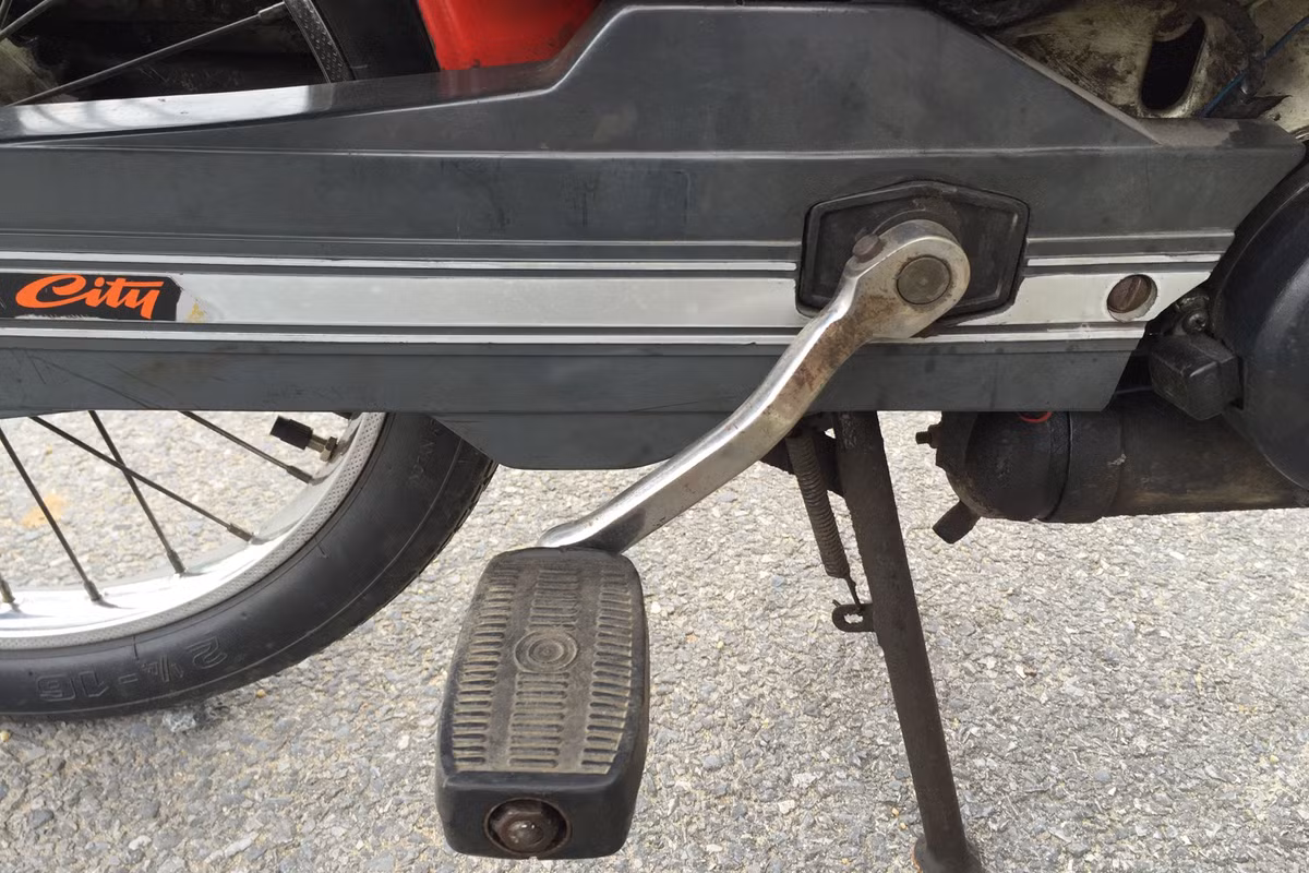 Tuy nhiên, khi lắp hệ thống điện bán dẫn, tiếng nổ của bô xe không được tròn tiếng nên nhiều người chơi xe cổ không chuộng hệ thống điện loại này.