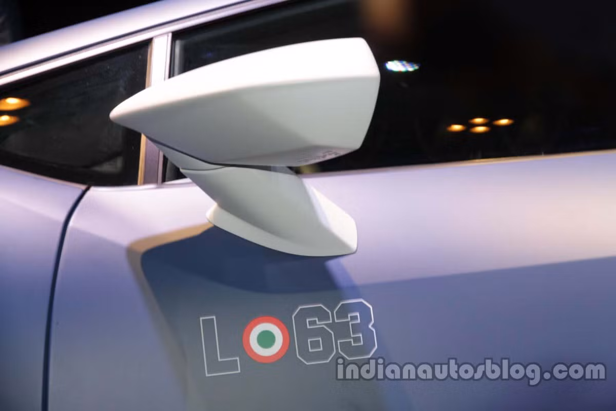 Ngoài ra, chiếc siêu bò này còn xuất hiện thêm logo L63 ở bệ cửa của phiên bản đặc biệt Lamborghini Huracan LP610-4 Avio này. Chữ "L" là chữ viết tắt của hãng siêu xe Lamborghini trong khi "63" là số năm hãng xe Ý này được thành lập.