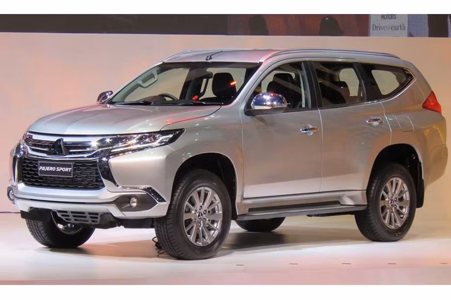 Mẫu SUV Pajero Sport mới có mức giảm lần lượt là 156 triệu và 180 triệu đồng cho 2 phiên bản Pajero Sport Gasoline 4x2 AT và Pajero Sport Gasoline 4x4 AT. Giá công bố của 2 phiên bản Pajero Sport tại đại lý lần lượt là 1,199 tỷ đồng và 1,358 tỷ đồng. Ngoài ra, khách hàng mua xe còn được tặng kèm bộ phụ kiện.