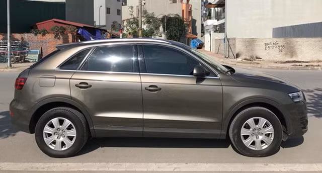 Audi Q3 2014 sở hữu ngoại hình sang chảnh. Thiết kế của xe theo phong cách crossover với phần mái làm vát hơn so với đàn anh Q5. Mâm xe thuộc loại tiêu chuẩn 7 chấu đơn bản to.