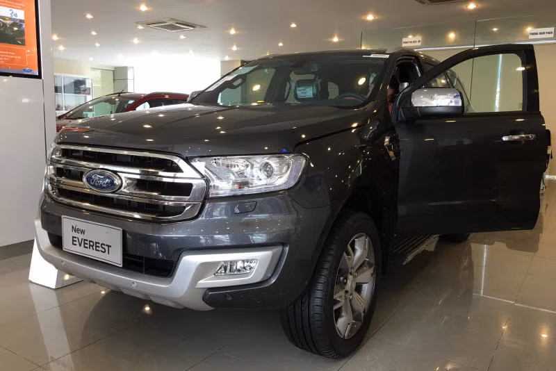 Ford Everest bản Trend 2.2L là mẫu xe nhận mức giảm giá khiêm tốn nhất khi chỉ được giảm 20 triệu đồng, giá bán thực tế hơn 1,1 tỷ đồng. So với giá bán của các đối thủ, hiện mẫu xe này đắt hơn rất nhiều.