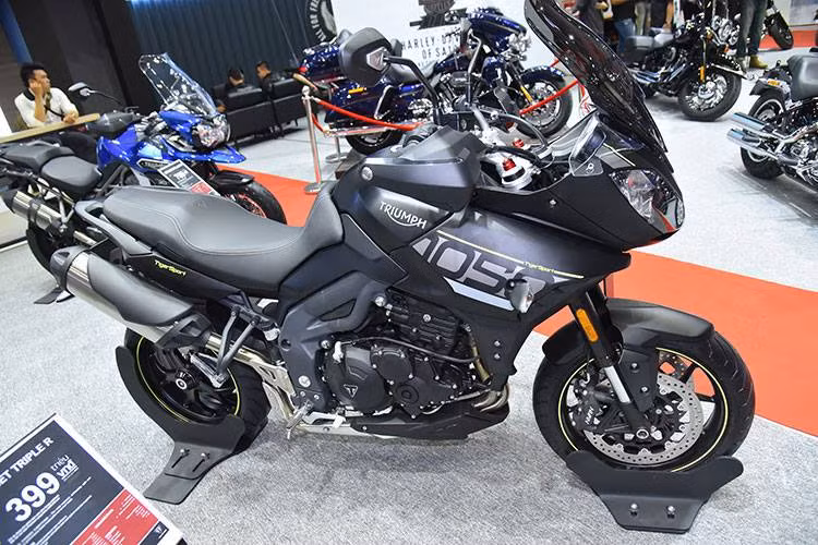 Tiếp đến là mẫu Tiger Sport nằm trong phân khúc phân khúc sport touring có giá công bố 650 triệu đồng. Xe sử dụng động cơ 3 xi-lanh thẳng hàng dung tích 1.050 cc, công suất 126 mã lực và 106 Nm mô-men xoắn. Với các hệ thống điện tử hỗ trợ như điều khiển lực kéo đa chế độ, tự động giữ ga cùng có độ an toàn và thoải mái cao hơn khi đi đường dài.