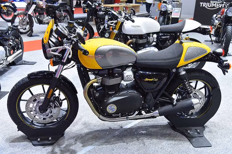 Cao hơn 69 triệu đồng so với Street Twin là mẫu xe Street Cup, có giá từ 379 triệu đồng. Về động cơ, Street Cup tương tự Street Twin nhưng được thiết kế lại theo phong cách cafe racer, chiếc yên solo nhỏ hơn và cao hơn một chút so với Street Twin, Street Cup có tư thế ngồi thể thao hơn, tay lái thấp,…