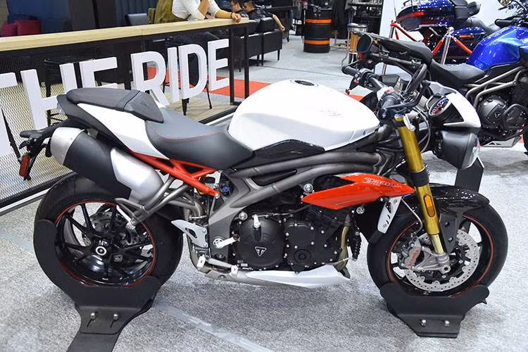 Triumph Speed Triple R hiện tại là bản cao nhất của dòng xe cùng mức giá lên tới 699 triệu đi sử dụng những phụ tùng "hàng hiệu" như thắng đĩa kép Brembo, phuộc ngược Ohlins. Cỗ máy DOHC 3 xy-lanh thẳng hàng, 12 van dung tích 1.050 cc, công suất 138 mã lực tại vòng tua 9.500 vòng/phút, mô men xoắn cực đại 112 Nm tại 7.850 vòng/phút, kết hợp hộp số 6 cấp .