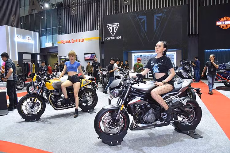 Tiếp đến là Street Triple RS giá 430 triệu đồng. Mẫu xe này nằm giữa Street Triple R (low) và bản cao cấp Street Triple R. . Theo hãng xe môtô Triumph, đèn pha trên Street Triple 2017 được thiết kế theo cảm hứng từ đôi mắt của con bọ ngựa. Street Triple RS được trang bị phuộc hành trình ngược tùy chỉnh toàn phần Big Piston Forks (BPF) của Showa, đằng sau xe xuất hiện giảm xóc Ohlins TSX4.