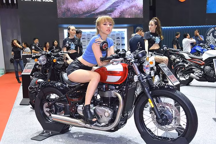 Nằm bên dưới bình xăng của Bonneville Bobber là động cơ 8 van làm mát bằng nước 1200 cc SOHC của Bonneville T120 thế hệ mới, nhưng được Triumph cân chỉnh lại để có mô-men xoắn lớn hơn ở vòng tua thấp. Cụ thể hơn, động cơ này đạt công suất tối đa 76 mã lực tại vòng tua 6100 rpm và mô-men xoắn cực đại lên tới 106 Nm đạt được chỉ ở 4000 rpm.