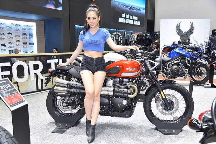 Street Scrambler có giá 365 triệu đồng. Động cơ của Street Scrambler cũng hoàn toàn không có gì thay đổi so với Street Twin. Vẫn có dạng 2 xi-lanh thẳng hàng 8 van, làm mát bằng dung dịch nhưng so với dòng Bonneville cũ, động cơ của Street Twin được nâng dung tích lên từ 865 lên thành 899 cc. Công suất tối đa của động cơ là 54 mã lực và mô-men xoắn cực đại 79,9 Nm.
