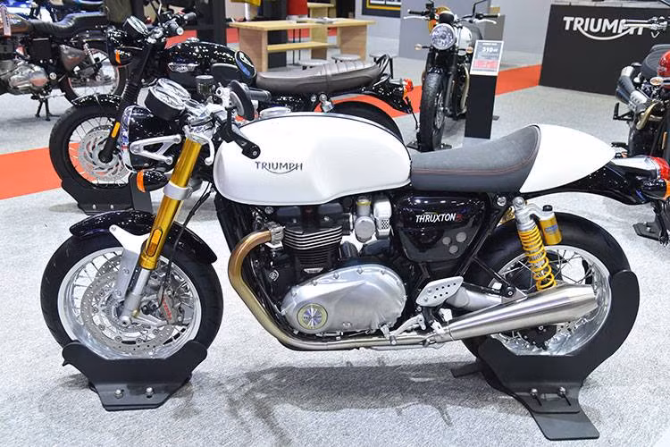 Phiên bản cao cấp Triumph Thruxton R có giá 595 triệu đồng. Phiên bản Thruxton R khác biệt khi sử dụng heo Brembo cao cấp cùng phuộc Showa USD, thay vì phuộc ống lồng như Thruxton thường. Cung cấp sức mạnh cho mẫu xe môtô Thruxton R 2017 là khối động cơ 2 xi-lanh 8 van 1200 cc làm mát bằng chất lỏng đem tới công suất tối đa 97 mã lực và mô-men xoắn cực đại 112 Nm, kết hợp cùng hộp số 6 cấp với ly hợp trượt (slipper clutch) giúp hạn chế tình trạng khóa bánh khi dồn số nhanh.