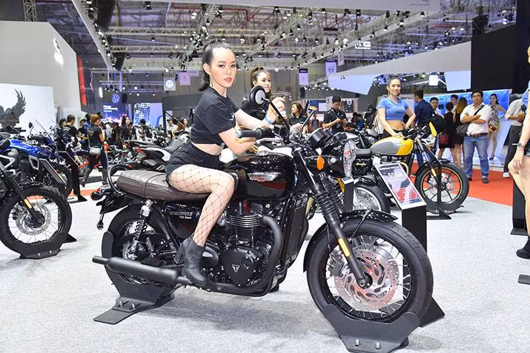 Mẫu xe Bonneville T120 Black có giá 555 triệu đồng. Thiết kế của xe mang đậm phong cách cổ điển, nhưng Bonneville T120 đã được trang bị đầy đủ các công nghệ hỗ trợ điện tử trên những chiếc xe máy hiện đại, có thể kể tới bao gồm hệ thống kiểm soát lực kéo, ABS, tay ga điện tử, hệ thống lái 2 chế độ Road &amp; Rain, tay lái có sưởi...