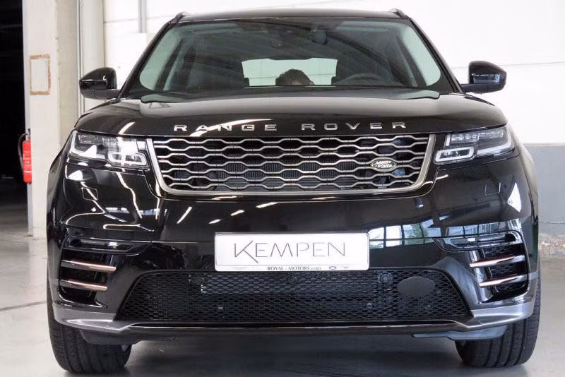 Thiết kế của Velar mang những đường nét quen thuộc (phần đầu hao hao Evoque, đuôi giống Sport) nhưng mui kiểu coupe và sự liền lạc của thân xe nói chung giúp Velar bắt mắt hơn hẳn. Đầu xe ấn tượng với đèn pha Matrix-Laser LED có luồng sáng mở rộng tối đa 550 m.