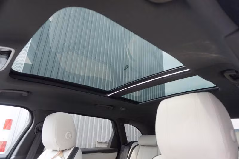 Hệ thống treo khí nén giúp cho xe tăng 38 mm chiều cao gầm thêm 251 mm so với ban đầu. Cửa sổ trời điều khiển bằng điện.