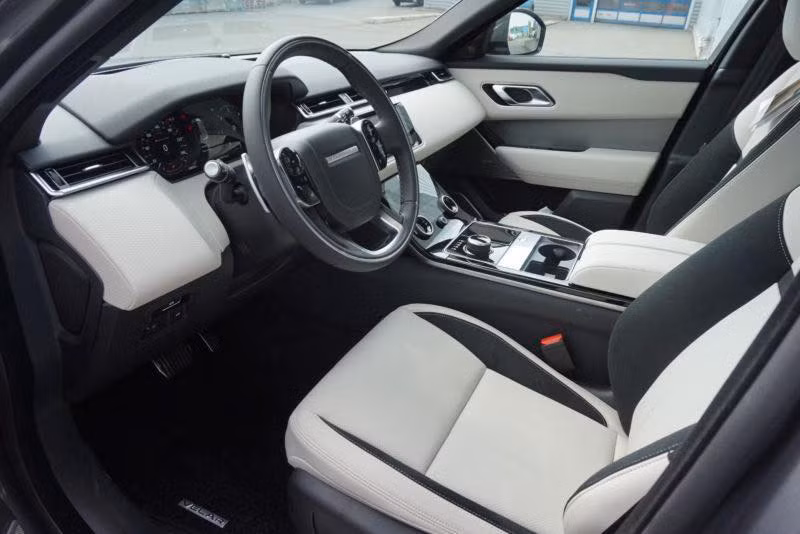 Nội thất có cấu trúc tương tự các dòng xe Range Rover khác, với điểm nhấn là 2 màn hình cảm ứng 10 inch nằm liền nhau theo chiều dọc, bên trên hiển thị thông tin giải trí, còn bên dưới tích hợp thêm 3 nút bấm cơ học để chỉnh điều hòa. 