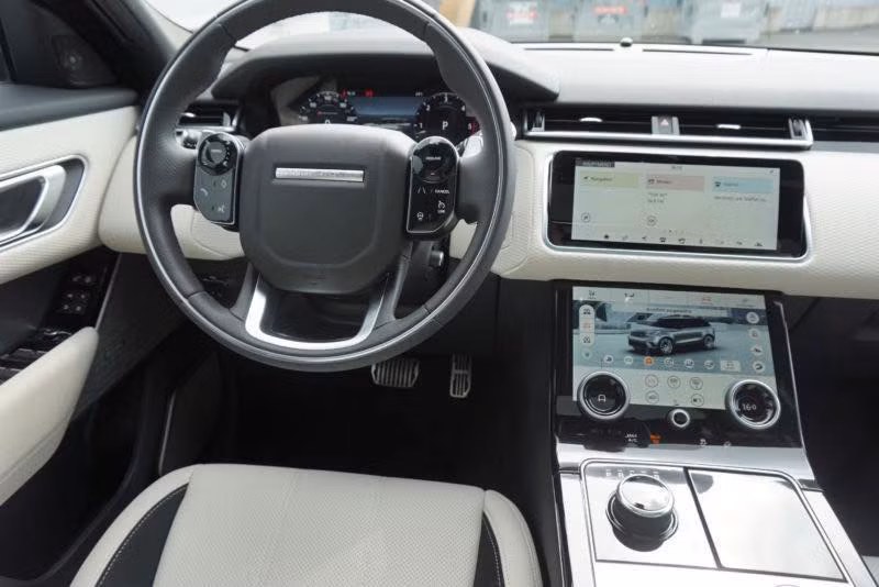 Xe trang bị CPU Intel 4 nhân, ổ đĩa 60 GB để lưu dữ liệu và có kết nối mạng Ethernet. Dàn âm thanh Meridian 1.600W.