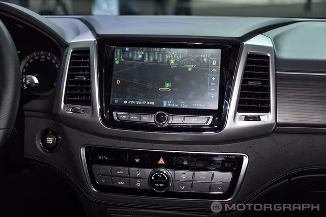 Các trang bị công nghệ nổi bật trên xe bao gồm màn hình 9,2 inch độ phân giải HD tích hợp Apple CarPlay/Android Auto dùng cho hệ thống thông tin giải trí và dẫn đường, điều hòa hai vùng tự động, ổ điện 220V/115V, dàn âm thanh 10 loa cao cấp và camera 360 độ.