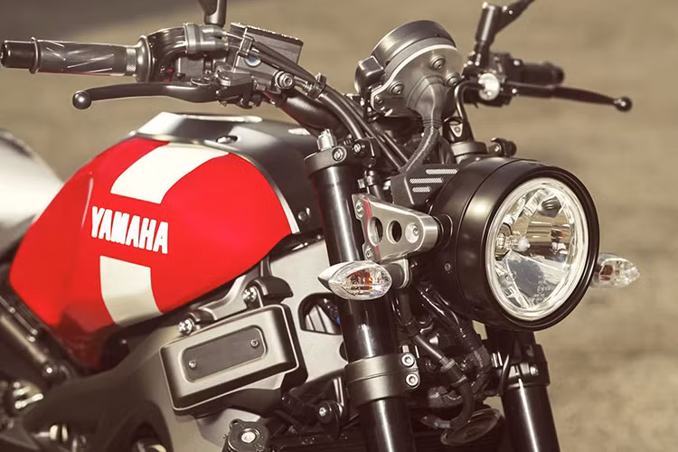 Trên hai mẫu xe mới này, thiết kế đèn pha và đèn hậu tròn, thùng nhiên liệu, ghế phẳng là những thay đổi trực quan nhất làm cho chiếc FZ-07 trở thành một Yamaha XSR700 2018. Xe cũng sở hữu lốp Pirelli Phantom Sportcomp và khung khung phía sau có thể tháo lắp được.