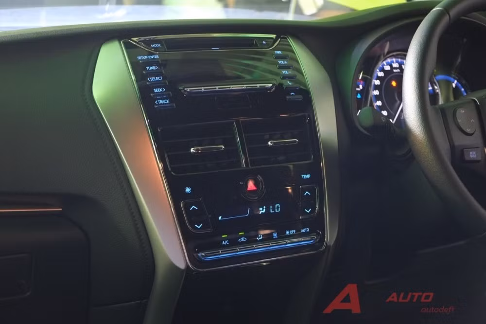 Bảng điều khiển được cho rằng không khác gì phiên bản sedan. Về tổng thể, nội thất Yaris mới không khác biệt nhiều so với phiên bản đang phân phối tại Việt Nam.