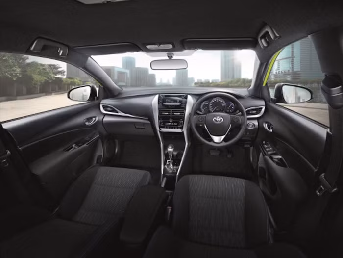 Nội thất bên trong có phần tiện nghi, hiện đại hơn hẳn. Xe được trang bị hệ thống thông tin giải trí với màn hình 7 inch, điều hòa không khí tự động, màn hình hiển thị đa thông tin 4,2 inch trên táp-lô, dàn âm thanh 6 loa, hệ thống khóa thông minh...