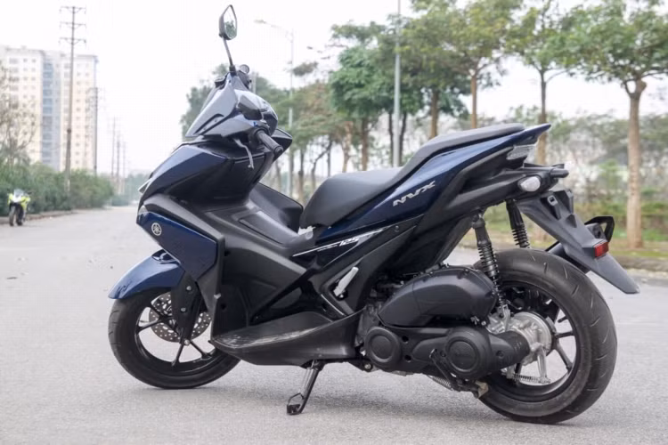 Yamaha NVX 155 là mẫu xe mang nhiều đột phá cả về thiết kế lẫn công nghệ so với mẫu xe Nouvo trước đây. Những đặc tính nổi bật của NVX 155cc có thể kể đến như động cơ Blue Core 155cc mạnh mẽ và tiết kiệm nhiên liệu, hệ thống phanh đĩa trước tích hợp chống trượt ABS.