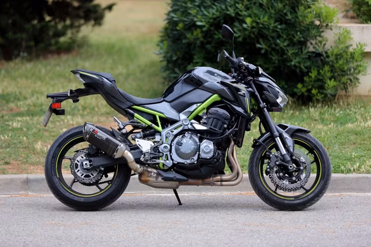 Kawasaki Z900 bất ngờ được giới thiệu trong triển lãm EICMA 2016 đã gây được sự chú ý của đông đảo những người yêu xe trên toàn thế giới. Z900 được xem là dòng xe môtô thay thế cho Z800 trước đây, với nhiều thay đổi vượt bậc cả về thiết kế cũng như động cơ thông số kỹ thuật.