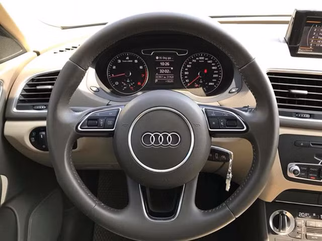 Vô lăng tích hợp một số phím chức năng hỗ trợ người lái.