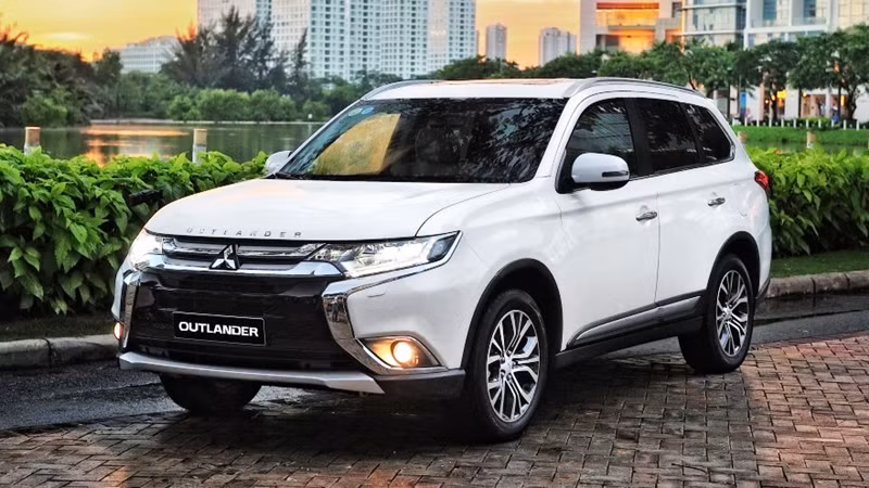 Bên cạnh đó, mẫu xe Mitsubishi Outlander hiện cũng giảm 115 triệu đồng cho 2 phiên bản 2.0 CVT và 2.4 CVT. Giá hiện tại của mẫu xe này lần lượt là 1,013 và 1,055 tỷ đồng. Đây cũng là mẫu xe có doanh số thê thảm nhất tại thị trường ôtô Việt tháng 7 vừa qua khi chỉ bán được 0 chiếc.