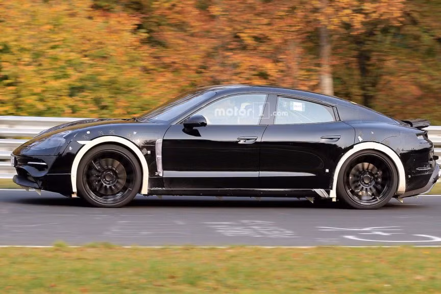 Vào năm 2015, hãng siêu xe Porsche đã giới thiệu chiếc Mission E Concept tại triển lãm ôtô quốc tế Frankfurt 2015, với tham vọng tạo ra những mẫu siêu xe điện Porsche "khủng" để đối đầu với Tesla.