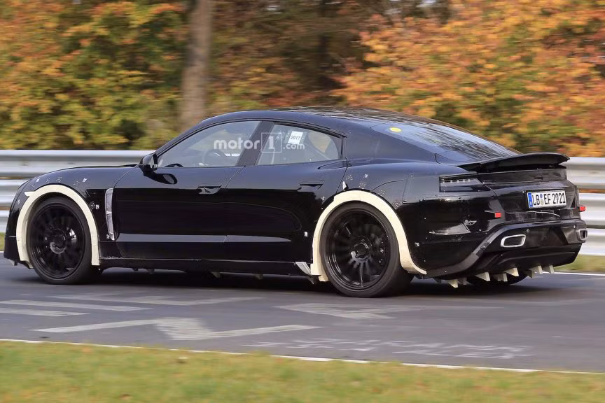 Để có được tốc độ đáng kinh ngạc như vậy, Mission E được nhà sản xuất trang bị một động cơ 600 mã lực hoàn toàn mới với hai động cơ, gần như được vay mượn bởi mẫu xe hybrid 919 LeMans của chính hãng. Vào năm 2015 mẫu concept đã hoàn thành một vòng đua tại “địa ngục xanh” Nurburgring trong thời gian chỉ trong 8 phút.