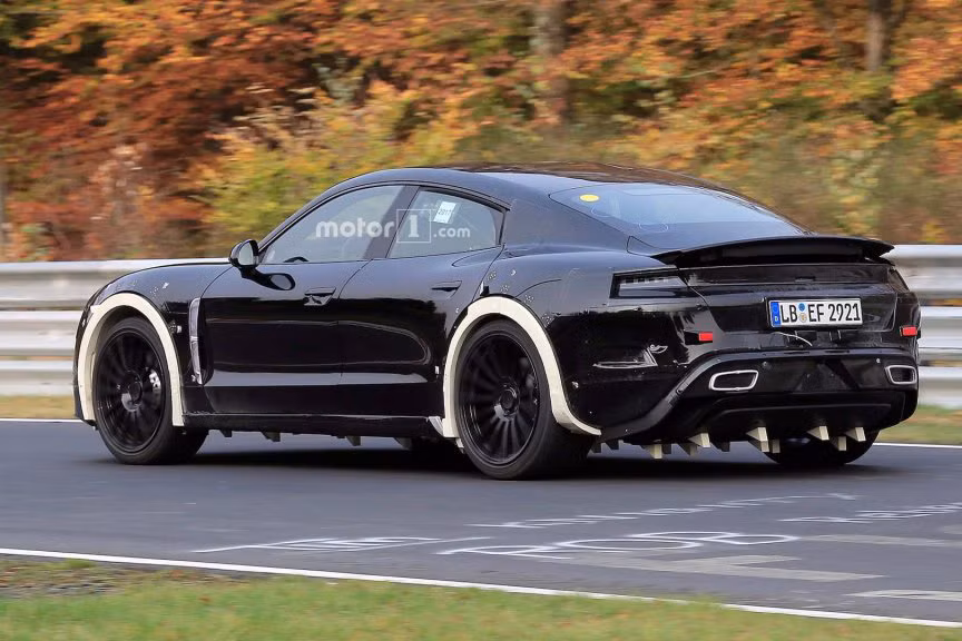 Hãng xe Porsche của tập đoàn Volkswagen cũng cho biết Mission E sẽ được bán ra vào cuối năm 2019. Và giá của nó sẽ nằm giữa 2 phiên bản của Tesla Model S 75 và Tesla Model S 100D, với giá lần lượt là 69.500 USD và 94.000 USD. Cụ thể, Mission E sẽ có giá khoảng 85.000 USD (khoảng 1,9 tỷ VNĐ).