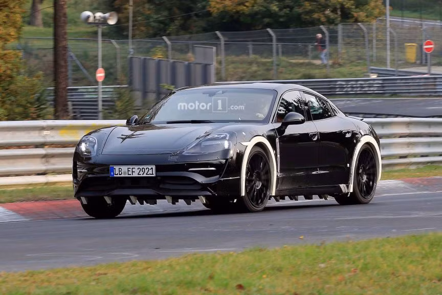 Porsche Mission E sẽ là chiếc xe thuần điện đầu tiên của hãng, sở hữu gia tốc ấn tượng khi chỉ mất 3,5 giây để tăng tốc từ 0 - 100km/h. Mặc dù có thấp hơn tốc độ khởi động của mẫu xe đối thủ Tesla Model S nhưng bù lại Mission E có một tầm lái rộng hơn, lên tới 500 km mỗi lần sạc đầy.