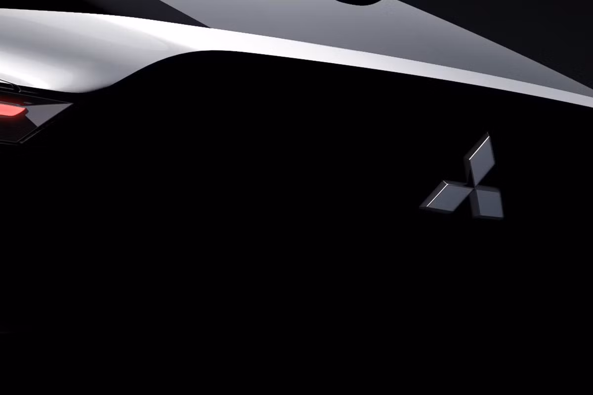 Qua những hình ảnh “nhá hàng” hiếm hoi có thể thấy E-Evolution được thiết kế theo một ngôn ngữ hoàn toàn khác so với các mẫu xe hiện tại với vẻ ngoài mạnh mẽ, sắc sảo. Lưới tản nhiệt cỡ lớn phía trung tâm tích hợp 2 dải đèn LED chiếu sáng ban ngày.