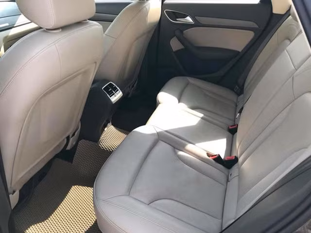 Ghế được bọc da màu tắng sữa.