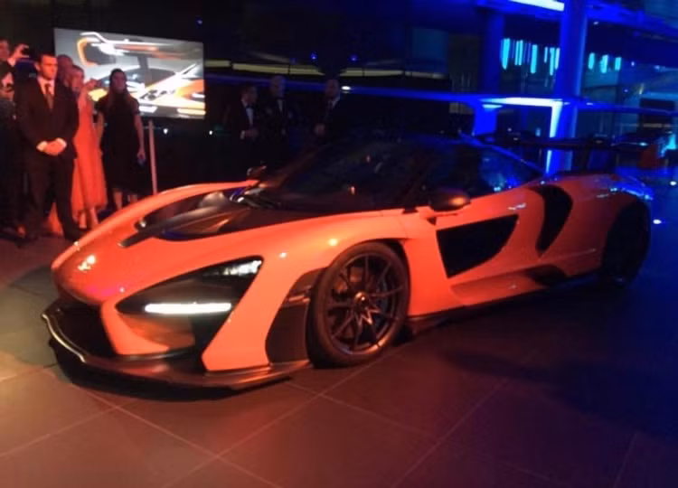  Siêu xe McLaren Senna được đặt theo tên của huyền thoại F1 Ayrton Senna - tay đua đã dành 2 chức vô địch thế giới cho McLaren vào 2 năm 1993 và 1994 giống như một hành động tôn vinh và tưởng nhớ dành cho một tay đua người Brazil.