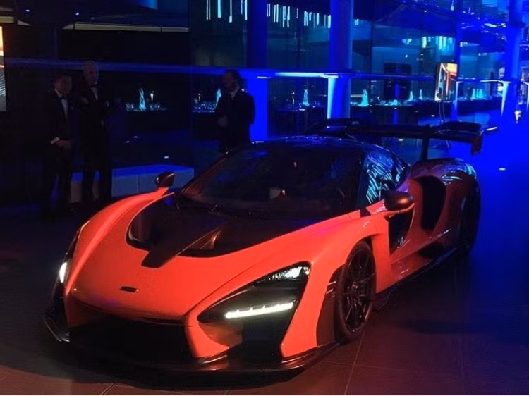 McLaren Senna được phát triển để sử dụng chủ yếu trên đường đua nhưng vẫn đáp ứng được nhu cầu lưu thông trên đường phố.