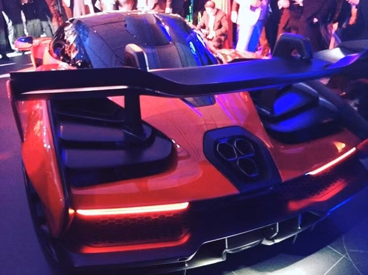 Bên hông xe xuất hiện khe gió rất lớn ở dưới cột A. Tác dụng của khe gió này là khiến cho hướng gió từ mũi xe chạy thành một đường thẳng vào khe hút gió khác ở phía sau. Đường gió sẽ được chia ra làm hai, một đường sẽ chạy thẳng vào động cơ để làm mát, đường còn lại sẽ chạy thẳng ra khe gió khác ở phía sau - được đặt ở cạnh đèn hậu của xe.