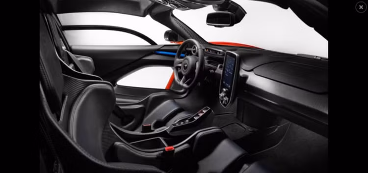 Nội thất của McLaren Senna đậm chất xe đua với phần ghế là khung xe lắp thêm một vài miếng đệm với kích cỡ của ghế cũng được điều chỉnh theo kích cỡ của chủ xe, điểm đặc biệt trong nội thất là không có nhiều nút bấm vì đã được tích hợp vào màn hình cảm ứng được đặt ở trung tâm với nút bấm đóng/mở cửa sổ và nút khởi động được đặt ở trên trần xe.