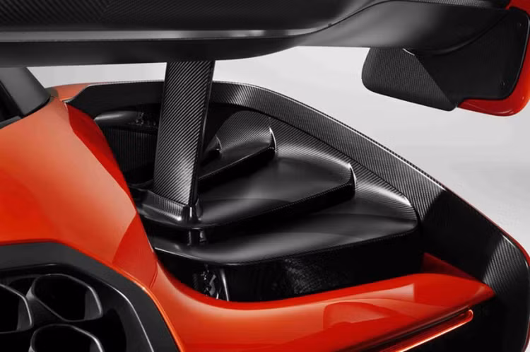 Sẽ chỉ có duy nhất 500 chiếc Senna được sản xuất dành cho 500 khách hàng may mắn. Giá bán chưa tính thuế được công bố tại thị trường Anh quốc ở mức 840.000 Bảng (khoảng 25,5 tỷ đồng).