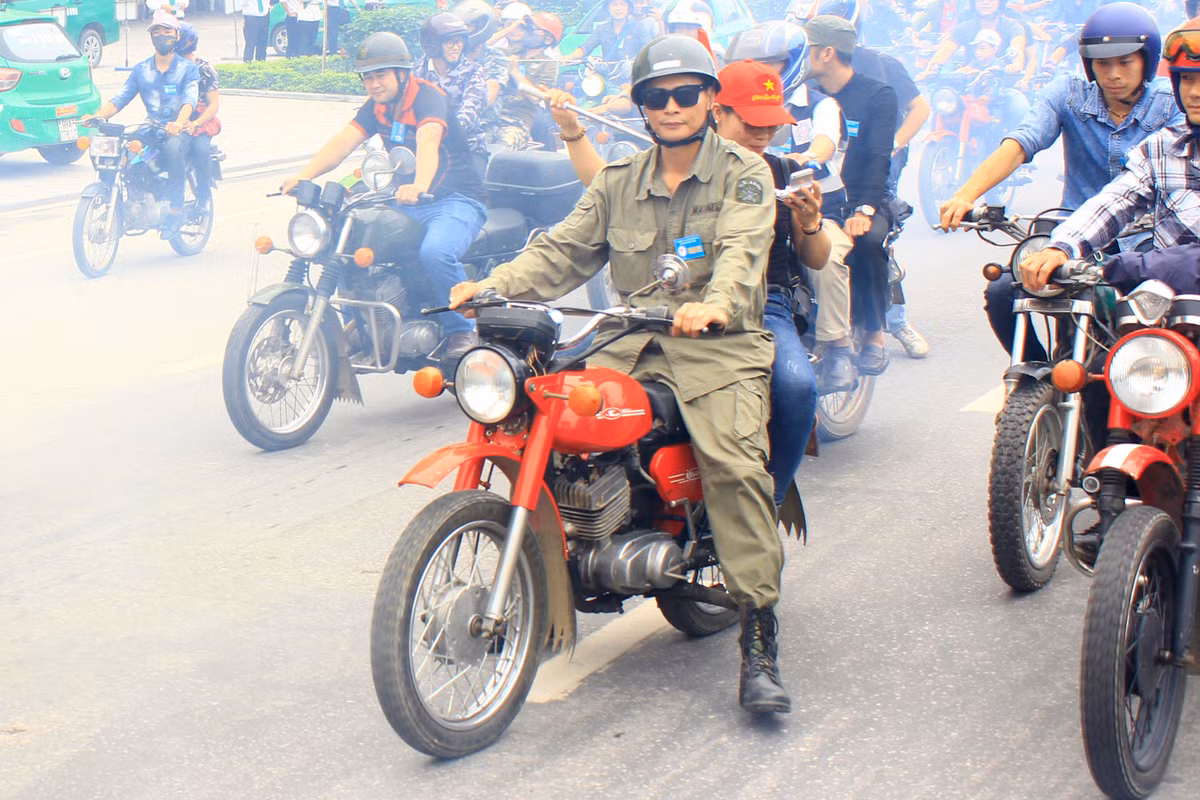 Dòng xe máy 2 kỳ Minsk hay còn gọi với cái tên "Minsk khù khờ hay Minsk chở lợn" được nhập vào Việt Nam từ những năm 70 của thế kỷ trước với số lượng không nhiều, tuy nhiên cái tên “Minsk” nhanh chóng chiếm được cảm tình của người chơi xe trong nước.