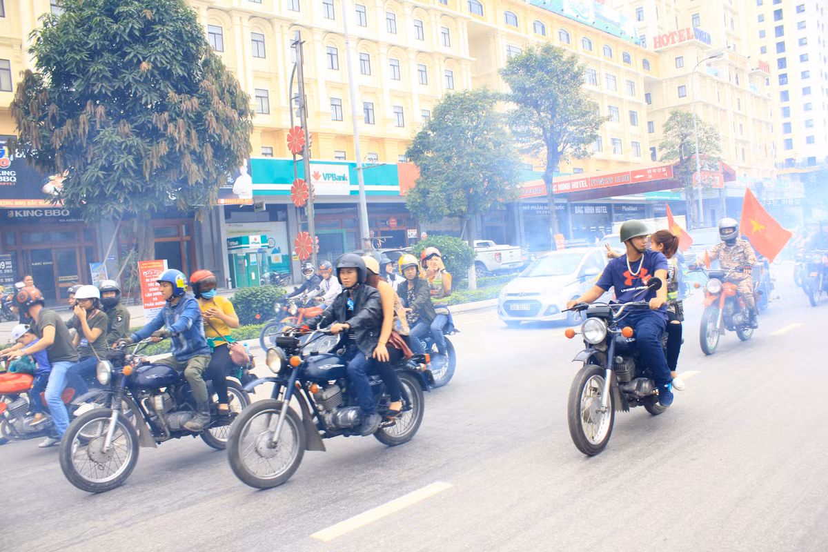 Việc tìm và mua được một chiếc xe đã khó, thì việc cầm lái thường xuyên bị chết máy đột ngột trên đường lại khiến bạn vất vả hơn rất nhiều. Bởi lẽ, "cổ" là "khổ". Tuy nhiên, đây cũng chính là niềm đam mê của những người chơi dành cho dòng "xế nổ" huyền thoại này.