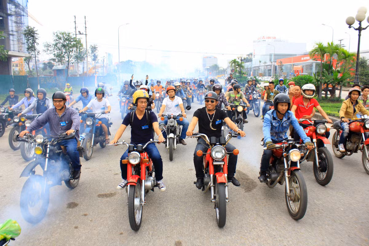 Trong những năm trở lại đây, thú chơi các dòng xe cổ tại Việt Nam nổ rộ. Ngoài những cái tên như Honda Cub 50, Super 50 hay Vespa cổ, … thì cái tên Minsk cũng được người chơi săn tìm. Tại Việt Nam, dòng Minsk thường phân ra thành hai loại là Minsk dân dụng, gọi là Minsk "lùn", và Minsk thể thao hay Minsk "cao".