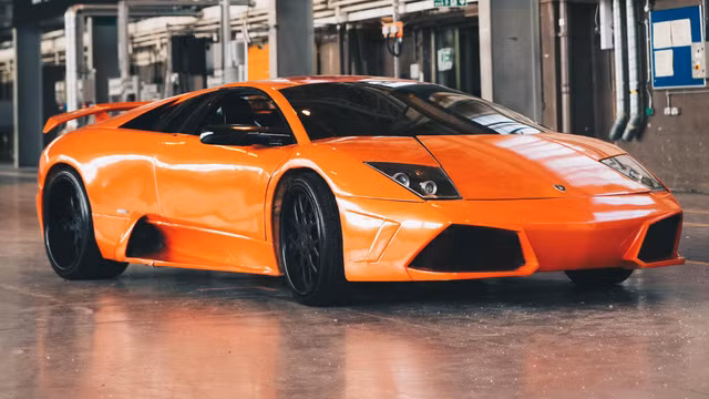 Chiếc siêu xe Lamborghini Murcielago màu cam nổi bật và được độ lại của Roman Pearce.