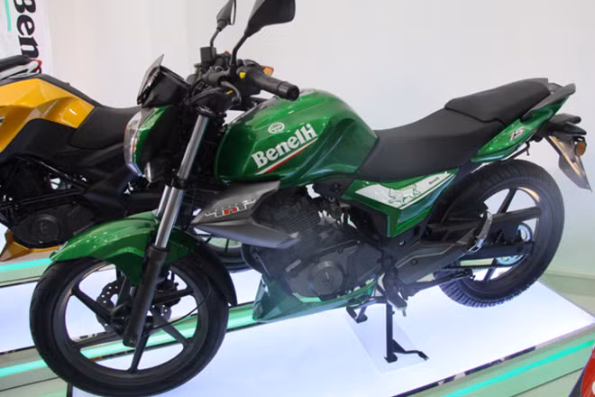 Tiếp tục trong bảng danh sách những mẫu môtô giá rẻ là Benelli TNT 15 - đây là mẫu môtô có xuất xứ tại Ý. Hiện xe có giá bán 31 triệu đồng (1.350 USD) tại thị trường Ấn Độ. Các đối thủ của TNT 15 có thể kể tới là Honda CB150R, Yamaha FZ150i