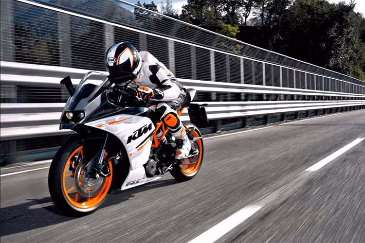 KTM RC và Duke 390 chưa bao giờ hết "hot" với phần lớn những người mới hay đang chơi xe môtô phân khối lớn, từ những người mới chạy cho tới những tay lái lâu năm. Dáng ngồi thoải mái, trọng lượng nhẹ, khả năng điều khiển linh hoạt, tính tùy biến và cá nhân hóa cao.