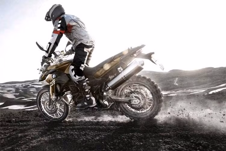 Sức mạnh của động cơ được truyền thông qua hộp số 6 cấp, và phanh với một phanh đĩa đơn trước và sau, và công nghệ chống bó cứng phanh ABS hai kênh tiêu chuẩn. Tại thị trường Malaysia, BMW Motorrad G310 R 2017 có giá bán lẻ 26.900 RM (tương đương 144 triệu đồng).