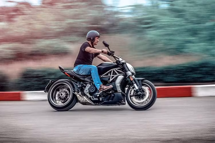 Trái tim" của Ducati XDiavel mới là khối động cơ Testastretta V-Twin, dung tích 1.262 phân khối, sản sinh công suất 156 mã lực tại vòng tua máy 9.500 vòng/phút, mô-men xoắn cực đại 129 Nm tại 5.000 vòng/phút, đi kèm hộp số 6 cấp. Động cơ kết hợp với công nghệ van biến thiên DVT giúp giảm lượng nhiên liệu tiêu thụ cũng như tình trạng rung giật. Giá bán tại Việt Nam của Xdiavel khoảng 926 triệu đồng.